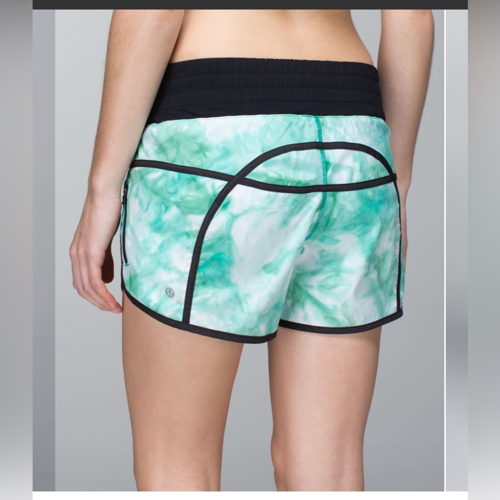 Lululemon Tracker Short II *2-way Stretch
Spray Dye White Blue Tropics / Black